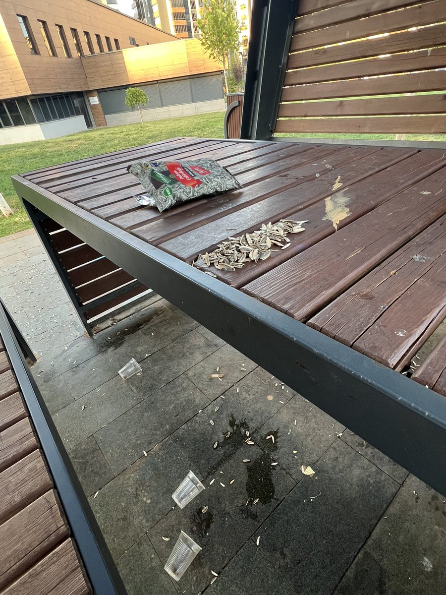 Çöpünü yere atan aslında kendi değerini de ortaya koyuyor. Kendini çöp gibi gören, her yere çöp atıyor.
Bunları yapanları anlık cezalandırmak lazım park bahçelerde görevlilere yetki verilmeli diye düşünüyorum.
<a href="/gantepvaliligi/">Gaziantep Valiliği</a> 
<a href="/GaziantepBeld/">Gaziantep Büyükşehir</a> 
<a href="/GundemiAntep27/">Antep Gündemi</a>