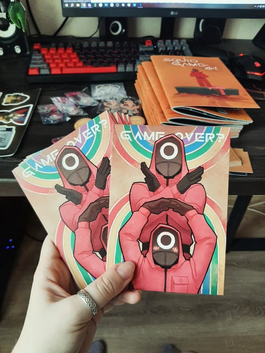_TeronsRickman_'s tweet photo. #SquidGame #SquidGame2 #PinkGuard 

I love circle guard SO MUCH so look at my postcard from SG zine!! https://t.co/oG72JILCGO