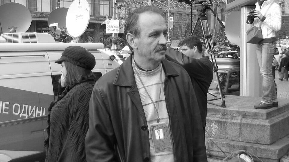 Der ukrainische Journalist und Selenskij-Kritiker, Alexander Takhtay, wurde tot in seiner Wohnung in Sumy gefunden!

Takhtay war bekannt für seine Kritik an der Korruption in der Ukraine und verurteilte offen das Vorgehen der Polizei in sozialen Netzwerken.