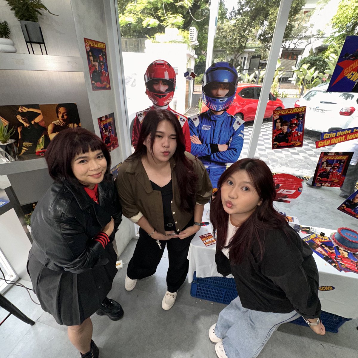 scwbzip's tweet photo. one fine day with my #숑넨 🏎️🏁🤍
tysm for @teamscwb <3

#LoveInTheCircuit  #SCWB https://t.co/Riy80SIaJG