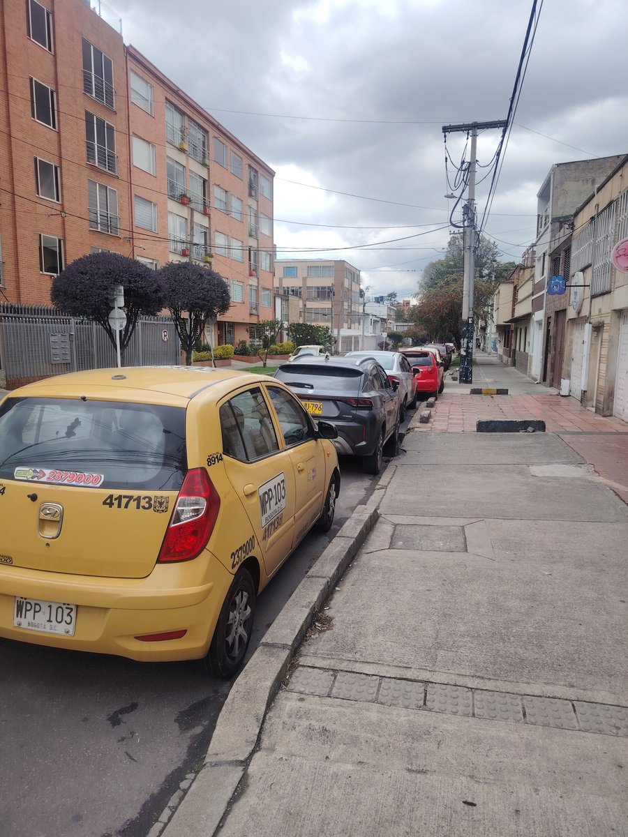 caralval's tweet photo. @malparqueada repetitiva está situación. Peatones expuestos por esta práctica insensible y sin control. @SectorMovilidad 
Sobre cr24 con calle 45c https://t.co/neXuRT6Ox3