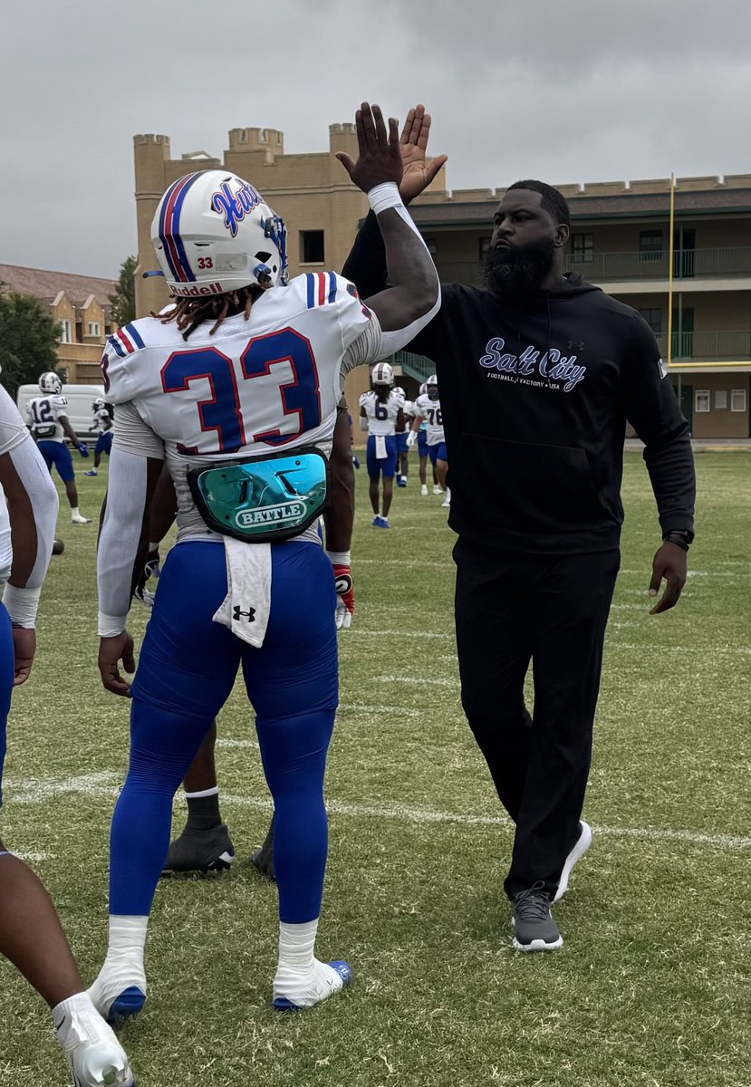 Rayvelle Leak ⁦<a href="/LeakRayvelle/">Rayvelle S. leak</a>⁩ @ Hutch JuCo <a href="/BlueDragonsFB/">Hutchinson Blue Dragon Football</a> rushed for 90 yds + 1 TD vs New Mexico Military JuCo ⁦<a href="/bluedragonsport/">Blue Dragon Sports</a>⁩ ⁦<a href="/CoachCross1/">CoachCross</a>⁩