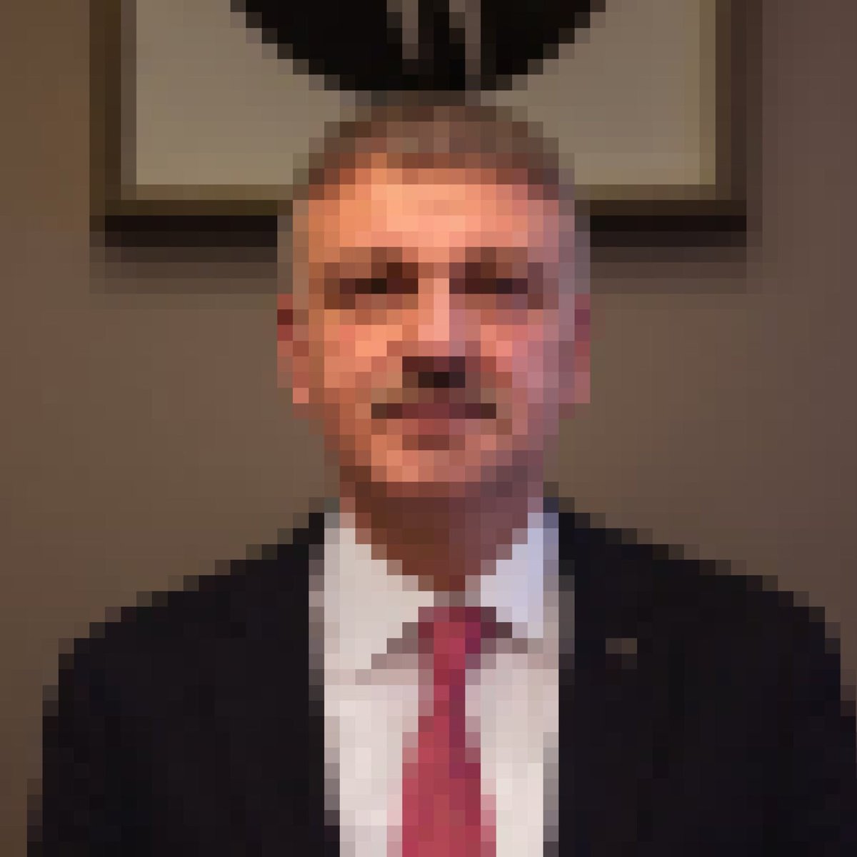 muratemirchp's tweet photo. Birkaç erkek bir araya geliyor, “Teşhircilik” bahanesiyle en büyük üyesi 25 yaşında olan #Manifest grubuna soruşturma açıyor! 

Bu grup, konser gelirlerinin çoğunu kız çocuklarının eğitimi için bağışlıyor! 

Dayattığınız şey ahlak değil, çürümüş düzeninizdir.

Ellerinizi ve karar mercii sandığınız o pis bıyıklarınızı kadınların eteğinden, şortundan, dansından, şarkılarından çekin!

Ve buradan Cumhurbaşkanı danışmanı Oktay Saral’a da sesleniyorum: Kadınların yaşamına, gençlerin özgürlüğüne dil uzatamazsın! 

Milletin namusuna sahip çıkmak isteyen önce kadınlara şiddeti, tacizi, mafya düzeninizi önlesin. Yenidoğan bebekleri öldüren çeteleri serbest bırakan, çocukları istismar edenleri eğitim kadroları ile ödüllendiren, kadın cinayetlerini cezasız bırakan, kürsü başından şiddete teşvik eden, kadınları susturmaya çalışan zihniyetinizin ahlak dersine ihtiyacımız yok.

Sansür uygulanacak tek şey sizin o kirli zihniyetinizdir!

Ve bu ülkenin geleceğini sizin kirli zihniyetinize bırakmayacağız!
