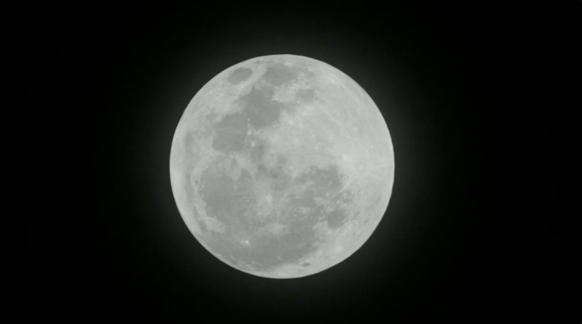 22.29 น. ดวงจันทร์เริ่มต้นเข้าสู่เงามัวของโลก จากนี้ไปดวงจันทร์จะเริ่มดูหม่นๆ ลงเล็กน้อย #จันทรุปราคาเต็มดวง