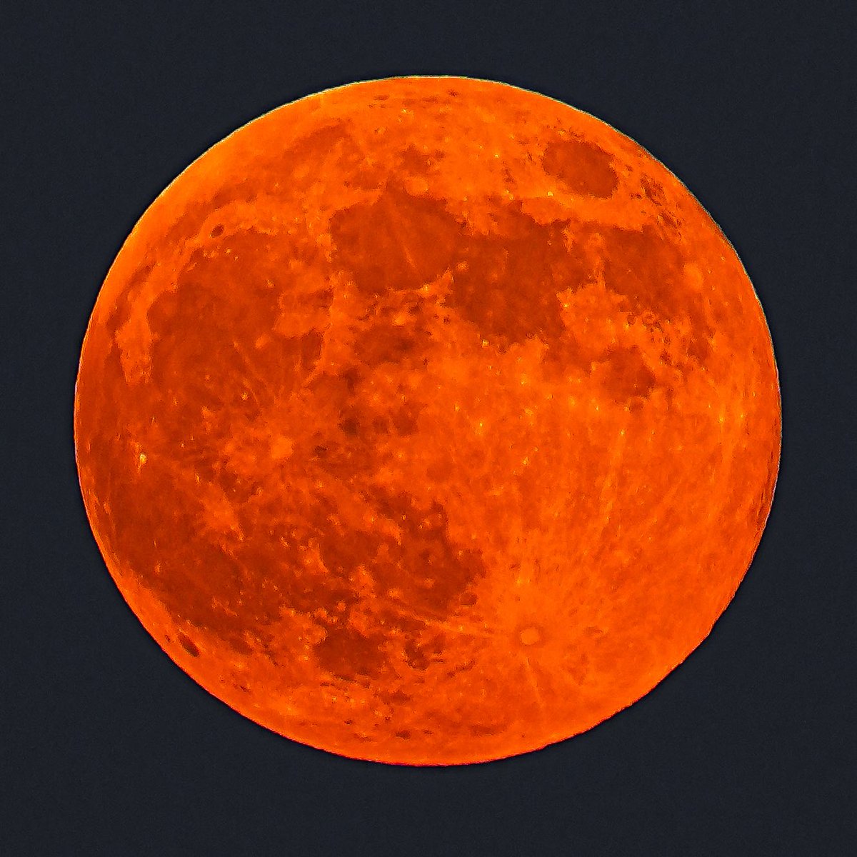 ماه خونین امشب ۱۶ شهریورماه