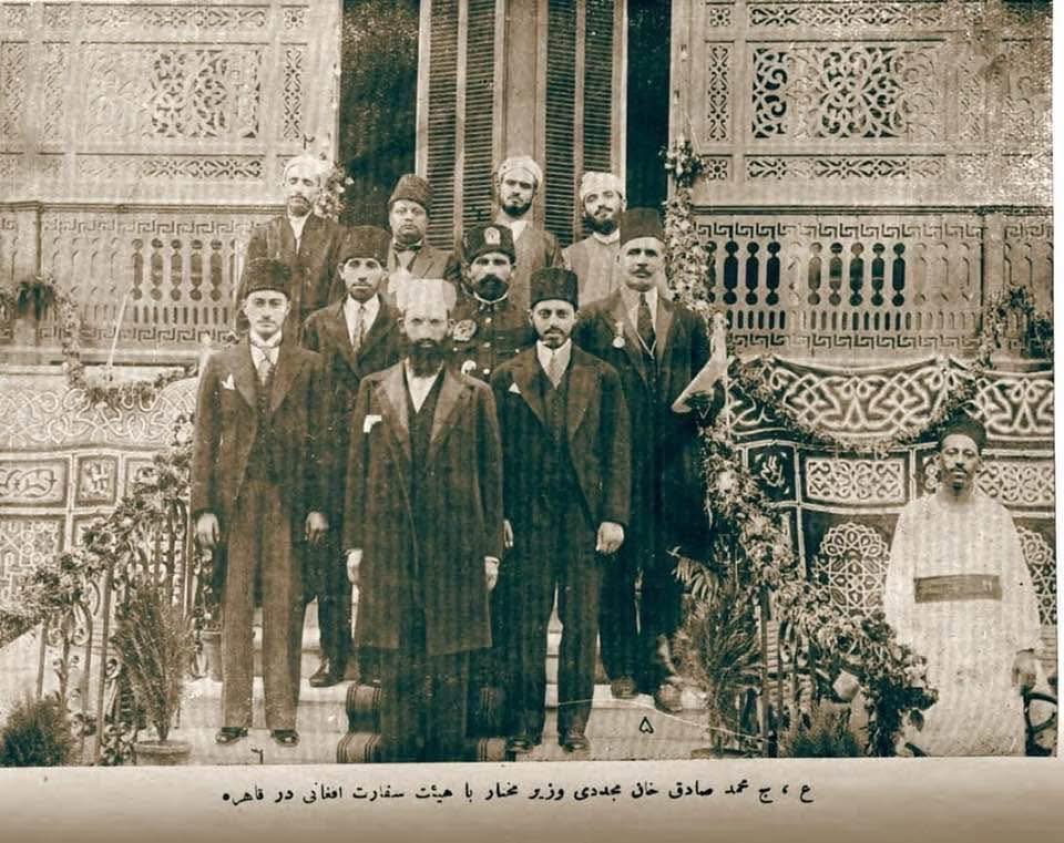 القاهرة، مصر: 1930م
رحلة محمد صادق مجددي وموظفي السفارة…
في عام 1945م قدّم مجددي الأموال المخصصة للاحتفال بذكرى استعادة استقلال أفغانستان في القاهرة إلى اللجنة الفلسطينية، لكي تُستخدم في نضال الشعب الفلسطيني.
ــــــــــــــــــــــــــ
قاهره، مصر:۱۹۳۰ع
د افغانستان سفر محمد صادق