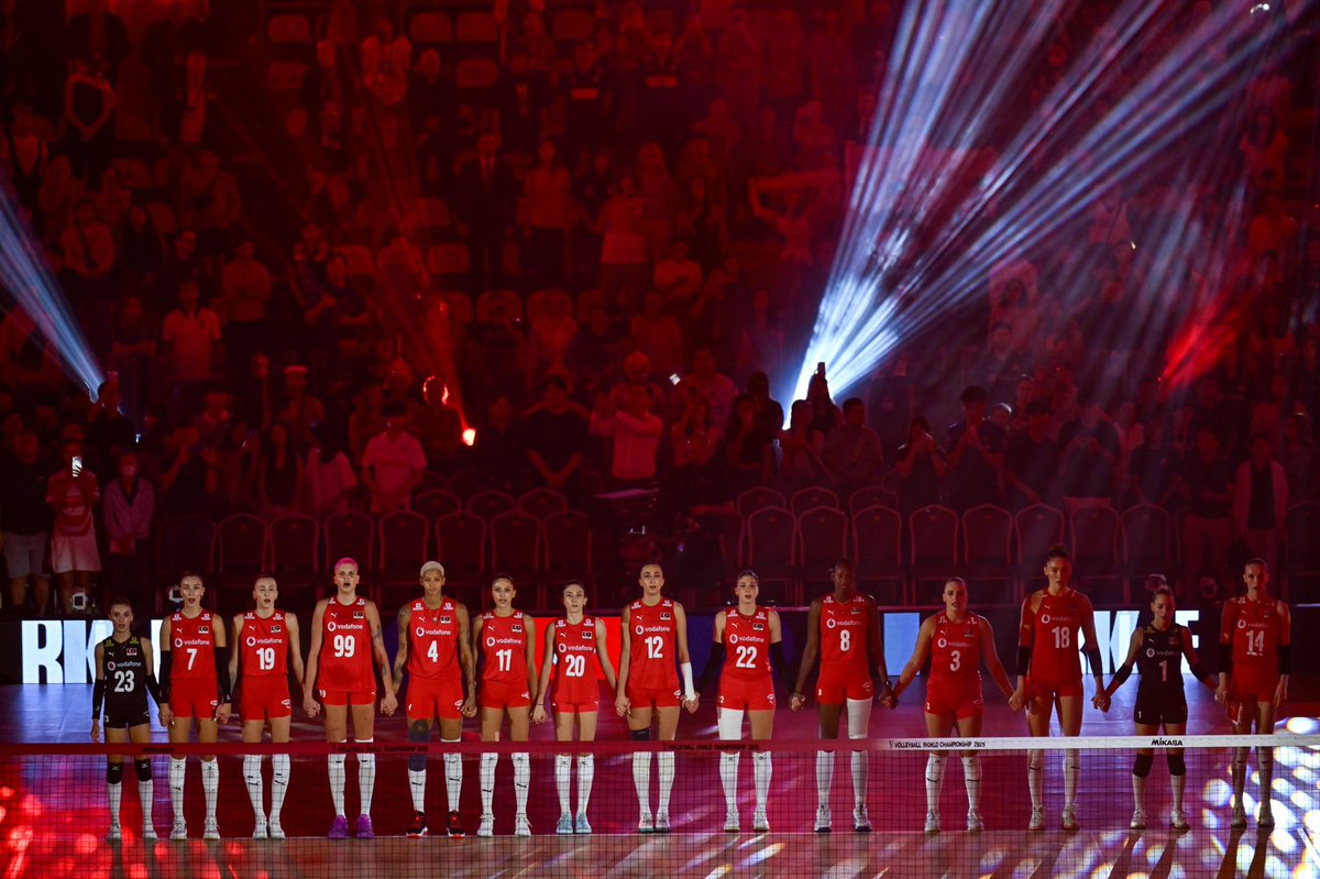 Teşekkürler #FileninSultanları 🇹🇷

Bugün kupayı kazanamasak da Gümüş madalyanın sahibi olduk. 2025 FIVB Kadınlar Voleybol Dünya Şampiyonası boyunca bizlere yaşattığınız büyük gurur ve onur için sizleri yürekten kutluyorum. 🥈👏