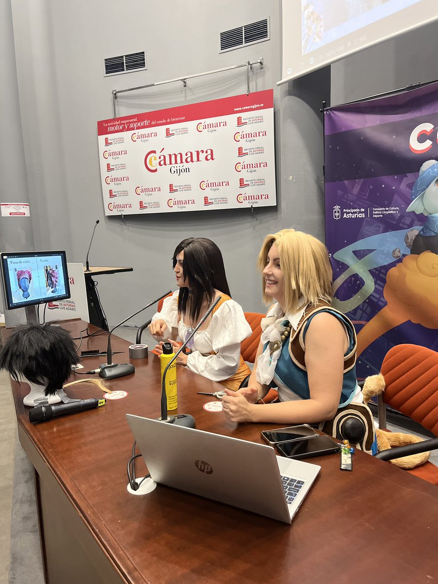 Charla de <a href="/SatsukiCosplay/">Satsuki Cosplay next con: Cometcon</a> y <a href="/Talesoflightnin/">Lightning/ Next - @GIROCOMIC</a> en el anfiteatro: “Aprende a estilizar tus pelucas”