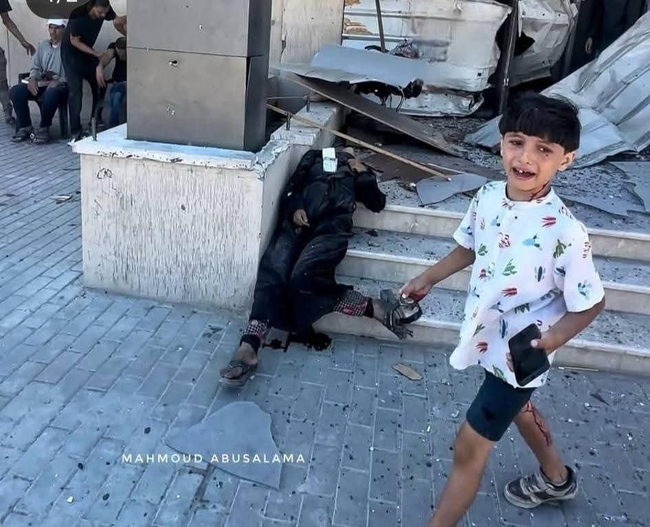 قبل قليل 

طفل فلسطيتي يركض امام جثة والدته و ما تبقي من جثة والده " في الخلفية على الكرسي "

استشهد والداه بغارة إسرائيلية امام الطفل