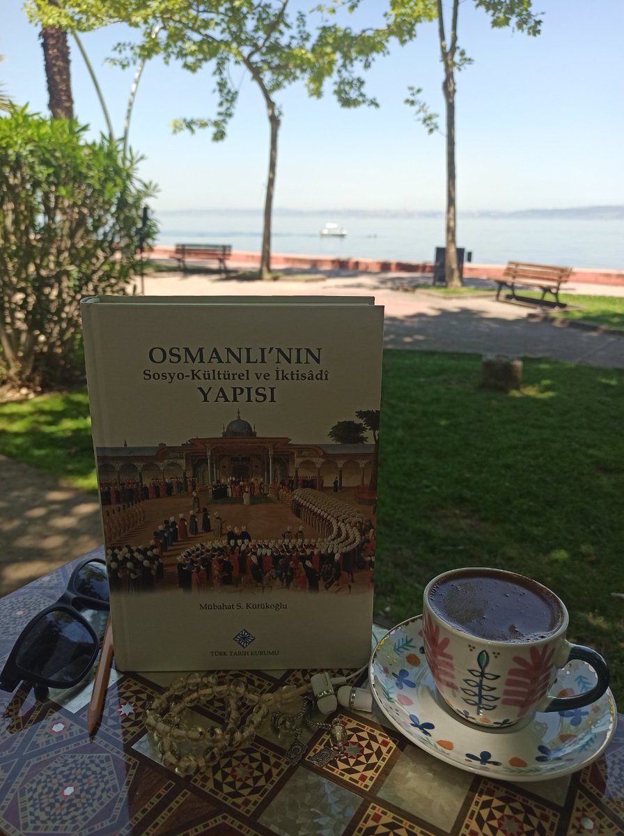 1829'dan îtibâren muhtarlık teşkilâtının kurulmasıyla imamlar mahallenin dînî liderliğini üstlenmiştir 
🎼🎵 #sözsazistanbul #kitap #kahve #müzik #toplum #sosyalhayat #esnafteşkilatı  #adetler #sosyalmekanlar #giyim #hayattarzı #temizliksağlık #hazine  #sanayi #ticaret #ulaştırma