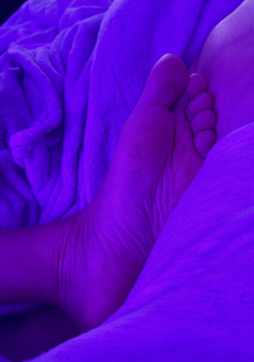 feet lover tweet media