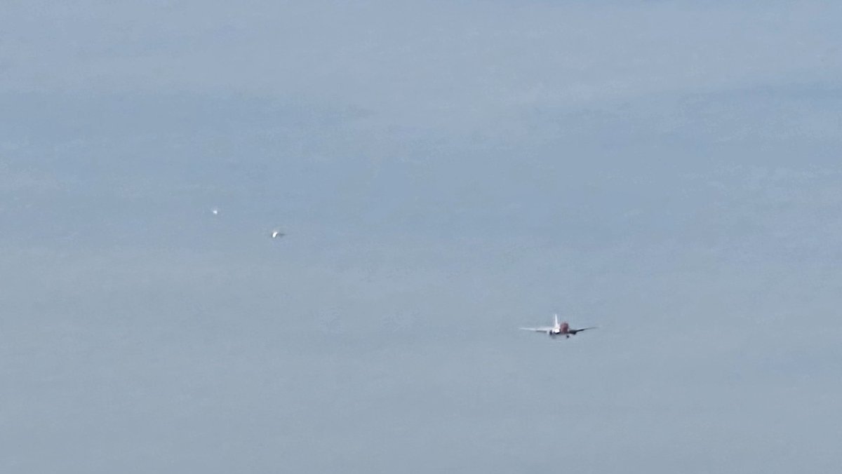 ArjandeJonge299's tweet photo. Op de terugweg vanuit castricum even een half uurtje bij de polder baan op Schiphol kijken, altijd +1😎 en nee ik was niet de enige🙈 #schiphol #polderbaan #spotten https://t.co/TAXg5o6zEt