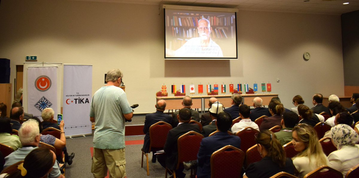 🇹🇷🇭🇺 TİKA ve <a href="/ttkgovtr/">Türk Tarih Kurumu</a> iş birliğinde, Macaristan’ın Szeged Üniversitesi ev sahipliğinde düzenlenen 13. Uluslararası Altay Toplulukları Sempozyumu başarıyla tamamlandı.

“Ad, Unvan ve Lakap Kültürü” başlıklı oturumlara Türkiye ve Macaristan’dan 150 akademisyen katılırken,