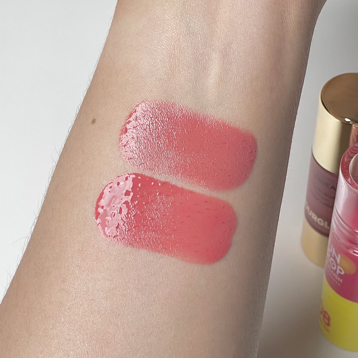 hourglass liquid บลัช โดน cathy doll ทุบแล้ว ถ้าเอาดูปแบบเป๊ะเลยคือสี 08 coral sea กับ vision เป๊ะแบบ อห.มากกกกก คือเบียดเกิน ในส่วนของเนื้อ cathy doll มีความโปร่งกว่า + เม็ดสีน้อยกว่า ซึ่งดีมากนะ เพราะมันใช้ง่าย ไม่พลาด นัวละมุนติดทนทั้งวัน แบบเริ่ด 

📍s.lazada.co.th/s.AacD8?cc