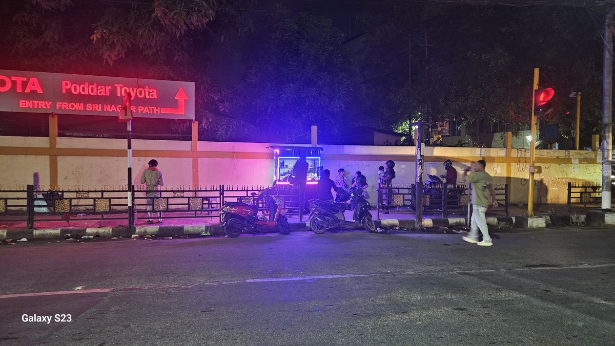 1blooddoc's tweet photo. @gmc_guwahati what about clearing the food joints on footpath right under the nose of the your commissioner who also happens to be commissioner of NHM? FOOTHPATH IS FOR WALKING OR SELLING FOOD ITEMS. unhealthy, unsightly and harbringer of diseases. https://t.co/YxBOElEGUs