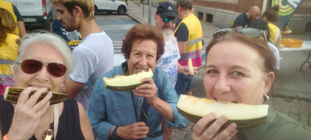 Esta mañana hemos acompañado a los participantes de la tradicional carrera #LaMelonera. Con 34 ediciones esta carrera por #Arganzuela es ya todo un clásico en Madrid... como la rodaja de melón al final 😋.Gran ambiente entre los asistentes con charanga y buen humor  bien temprano