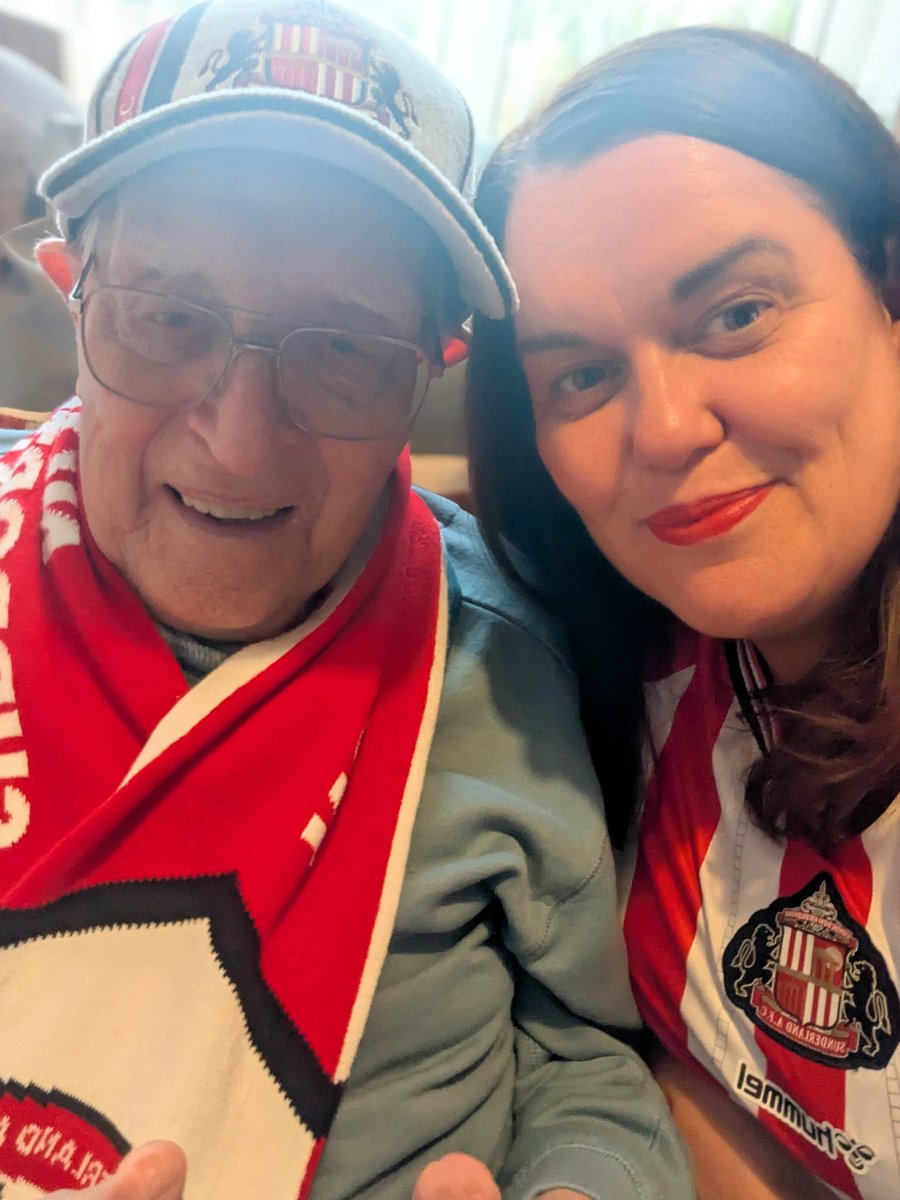 George says Hola Mexico! 🇲🇽 In his NASA scarf!! 🤦🤷🤣 <a href="/martinsafc1973/">Martin Bates SAFC 🇨🇦</a> 🇨🇦 <a href="/SunderlandAFC/">Sunderland AFC</a> ❤️🤍🖤⚽