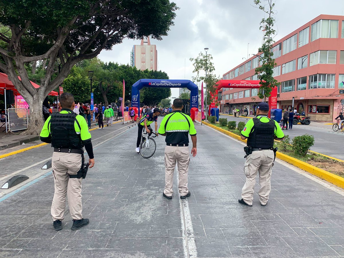 SSPCSLP's tweet photo. ✔️Todo listo para la #GranRodada San Luis en Bici 🚲 

🚔🚨Encontrarás despliegue operativo en las inmediaciones del jardín de Tequis

🏁➡️La ruta será:

 Jardín de Tequis, av. Venustiano Carranza, Glorieta González Bocanegra, Himno Nacional, Mariano Jiménez, Santos Degollado, Reforma y nuevamente Carranza, regresan a Tequis

👮🏻‍♂️👮🏻‍♀️ A lo largo de la ruta, oficiales de Policía Vial abanderarán el avance además de indicar cierres viales y rutas alternas 🚧🔁