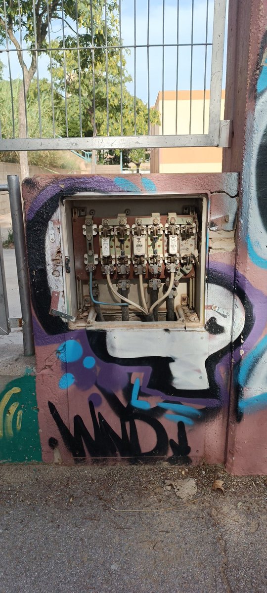 Coses com aquestes demostren que les escoles de Sant Crist tenen poca vigilància a Badalona i més el dia abans d'inici del curs escolar.
Alcalde <a href="/Albiol_XG/">Xavier García Albiol</a> , que vingui ràpid algú de la brigada o, demà o fins i tot avui, tindrem una desgràcia amb la canalla.
Escola  Llongueras