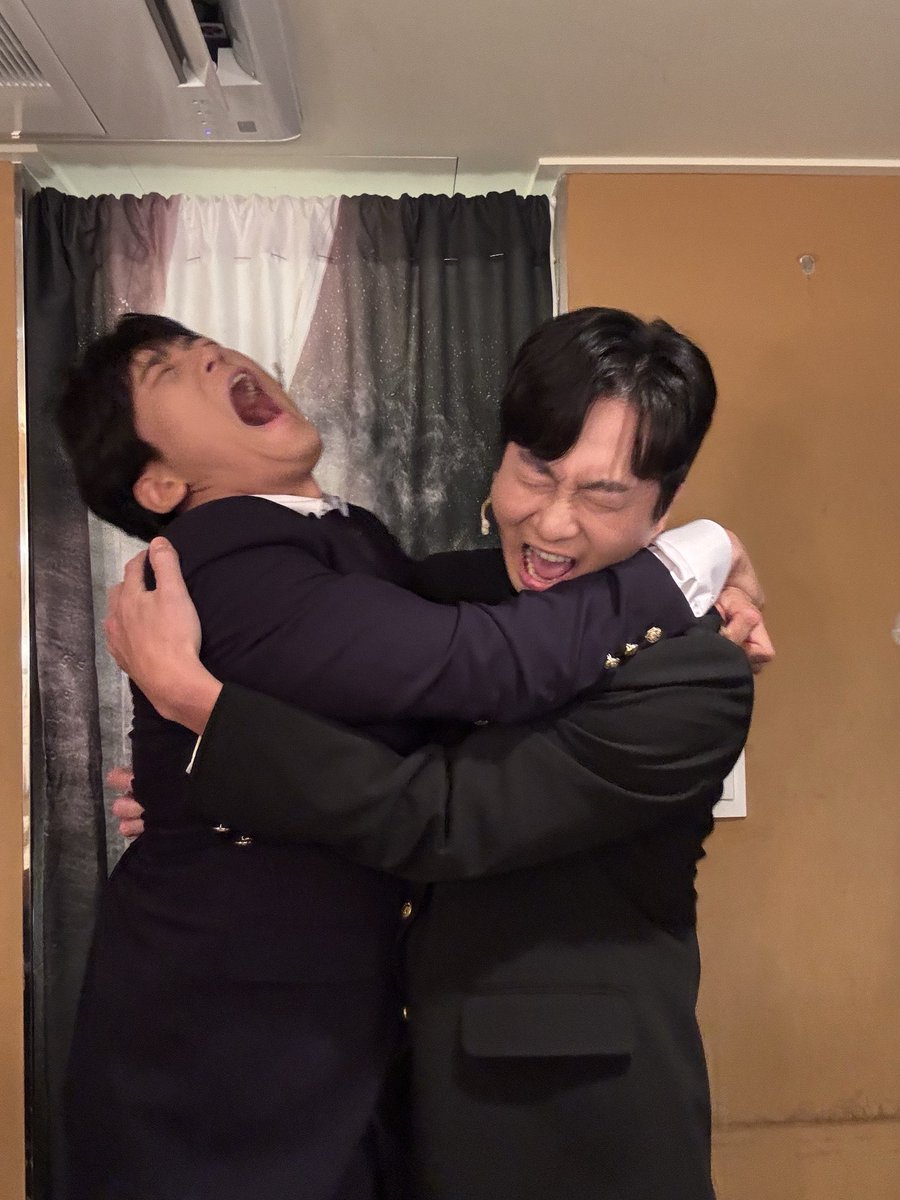 1. 동생이 치대는편 
2. 형아가 치대는 편
3. 그 둘이 만난 결과? ㅋㅋㅋ