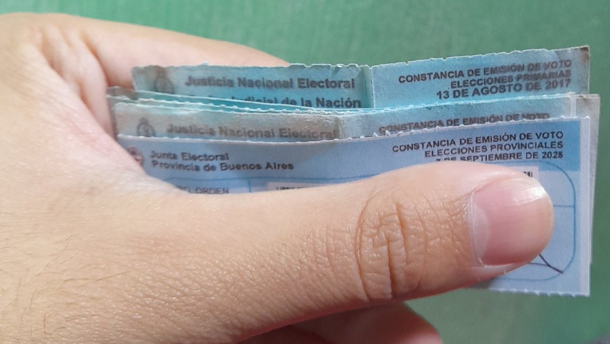 Yo conservo las constancias de voto desde la primera hasta la ultima. ME VUELVE LOCO LA REPRESENTACION REPUBLICANA, DAME UNA URNA QUE ME SUFRAGIO SOLO, SIMPATIZANTE TOTAL DE LA DEMOCRACIA BURGUESA, LOS CAMBIOS PROFUNDOS SE REALIZAN METIENDO UN SOBRE EN UNA CAJA DE CARTON