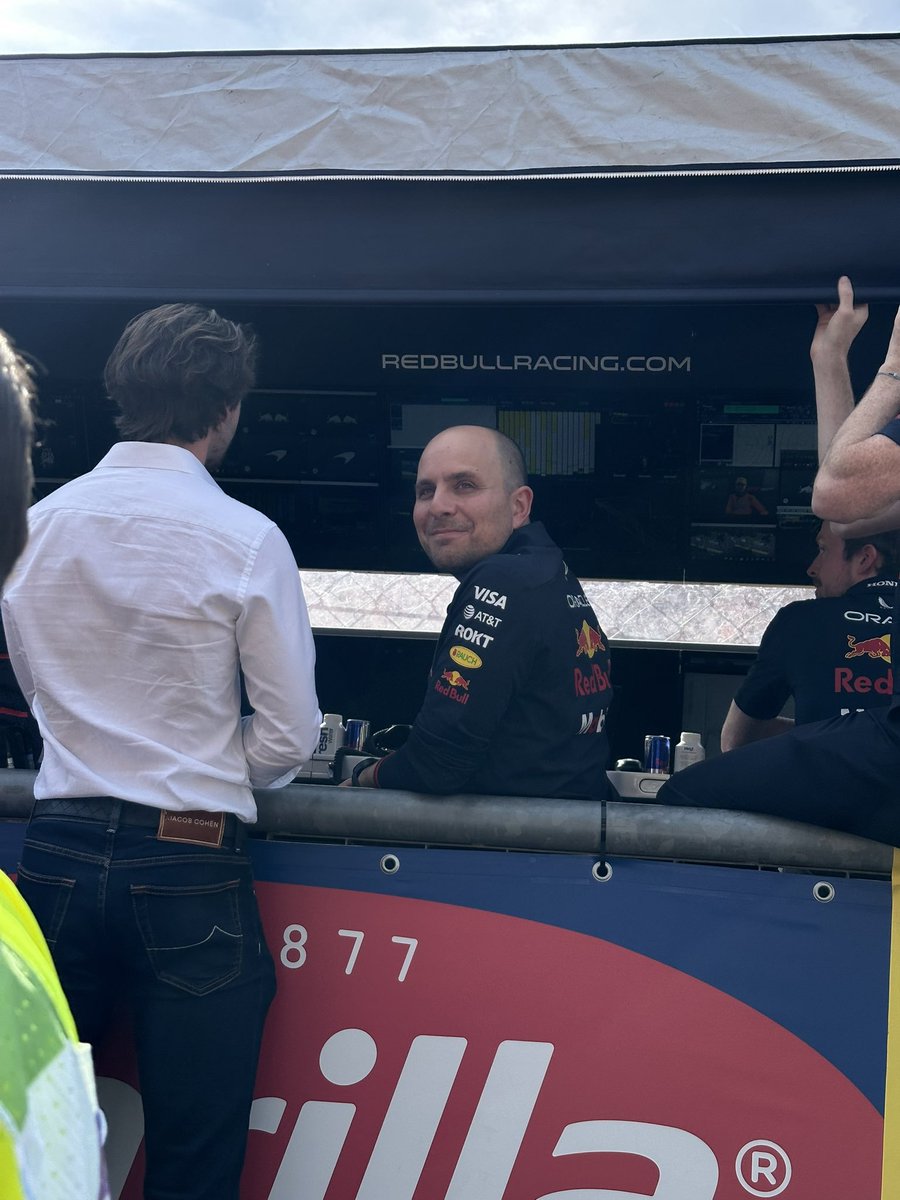 GP yarış sonrası keyifliydi.