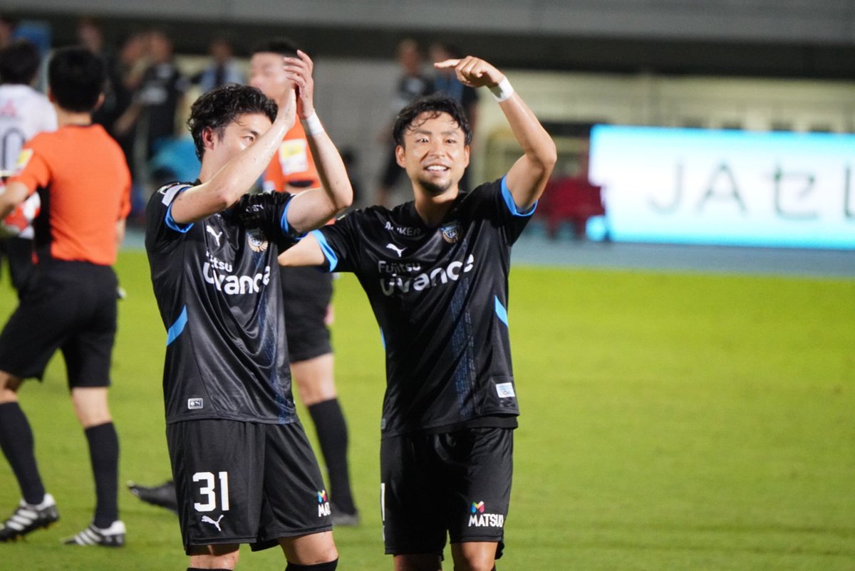 waru_waru_wave's tweet image. 120分の激闘の末、試合が終わって倒れ込んだファンウェルメスケルケン際選手を起こす小林悠選手👏

#frontale 
#川崎フロンターレ 
#ファンウェルメスケルケン際 
#小林悠