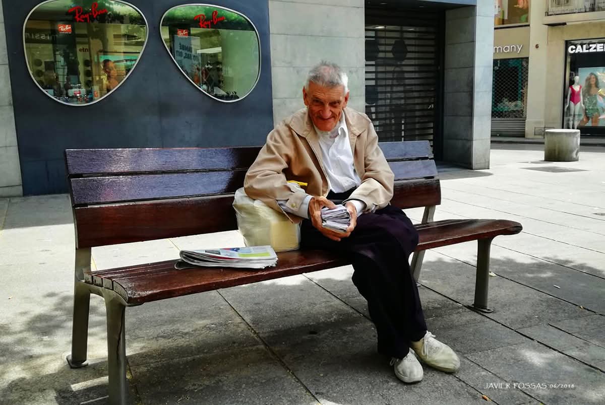 LLUIS SALVA ROCA EL HOME QUE PORTA LES SARDANAS AL COR estic segur que molts mataronins han vist aquesta imatge del LLUÍS a qualsevol lloc on es feia alguna sardana, tota una vida amb el seu paquet de partituras a les mans, era emotiu veure la seva   dedicació sardaniste
 Ara al