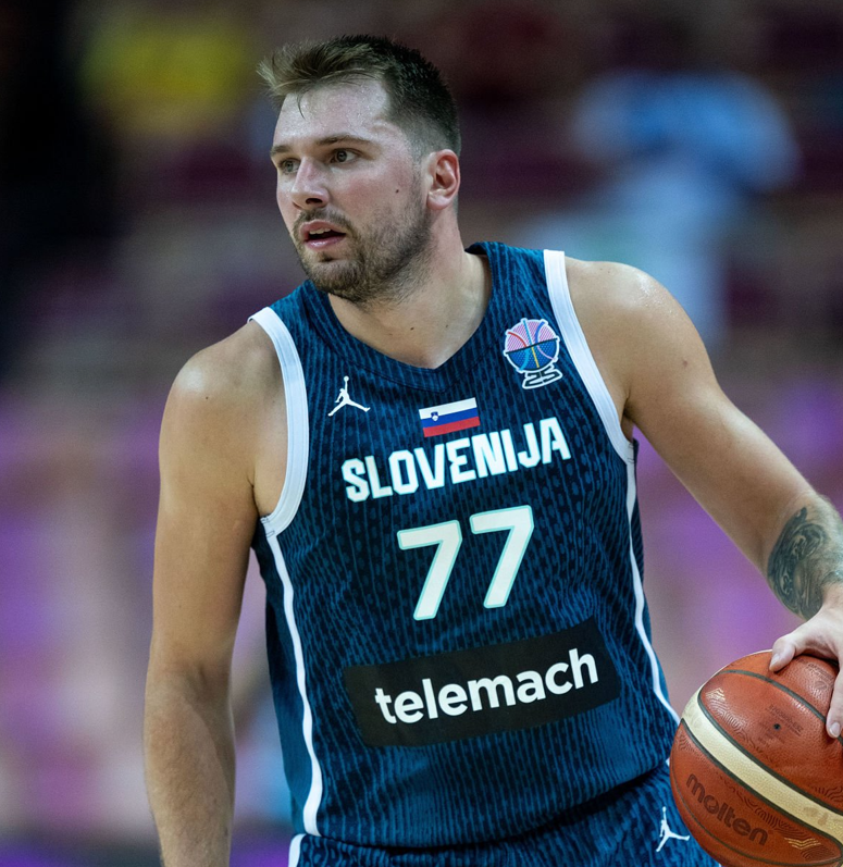 LE PREMIER QUART-TEMPS DE LUKA DONCIC :

22 POINTS
7/10 FG
3/6 3P
5/5 FT
4 REBONDS
2 STEALS

MO-NU-MEN-TAL 🇸🇮
Tous les autres joueurs cumulés (des deux équipes) ont mis 18 points...