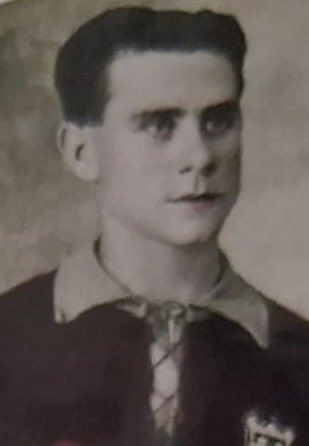 Un altre jugador del <a href="/FCBarcelona_cat/">FC Barcelona</a> identificat. Després d’anys de recerca, una casualitat ha permès posar nom correcte al davanter de la temporada 1917-18, que va jugar 36 partits amb 22 gols. Es deia Jaume GOMBAU Bretó, i va jugar tambè al <a href="/martinenc/">FC Martinenc</a> i al <a href="/CE_Jupiter/">CE Júpiter</a>.