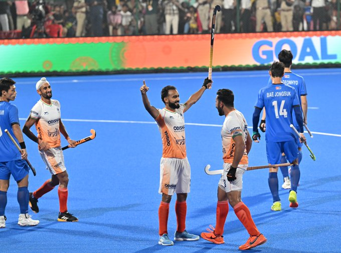 आशियाई हॉकी मध्ये भारतच सर्वश्रेष्ठ.. 🇮🇳🏑
आशिया चषक अंतिम सामन्यात भारताने गतविजेत्या कोरियाला ४-१ ने हरवून चषक उचलला. 🏆
भारताने पूर्ण स्पर्धेत उत्तम सांघिक खेळ केला. यासह भारत वर्ल्ड कप साठी पात्र ठरला आहे.
बिहारमध्ये राजगीर येथे या स्पर्धेचे सुंदर आयोजन करण्यात आले.
#KJHochey