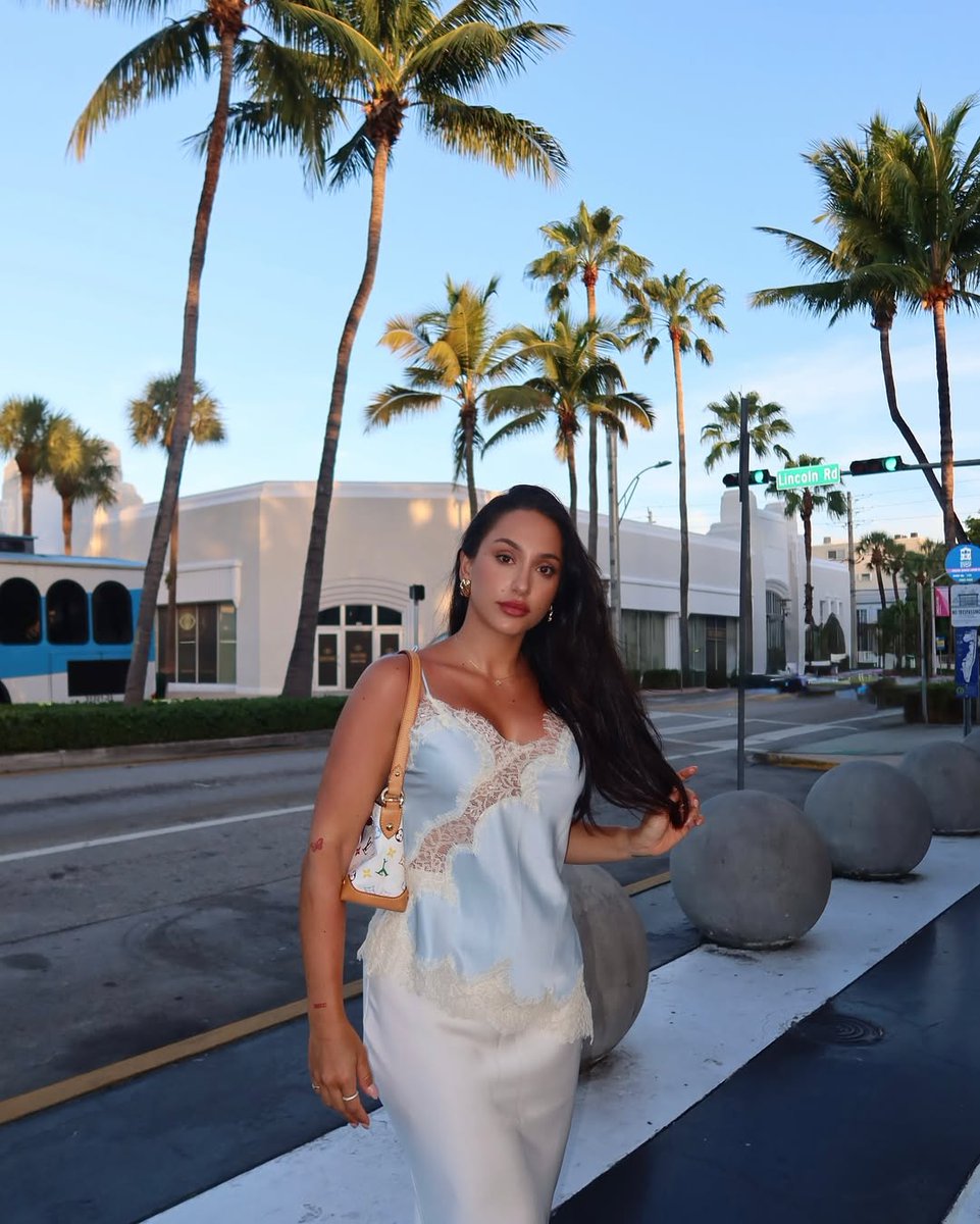 Serving looks #OnLincoln! 🤍🌴

There’s no better way to spend your Sunday than a stroll down Miami Beach’s iconic pedestrian promenade. Shop this season’s must-haves, discover local cafés, and enjoy vibrant art.

📸 @nicolemartinezafonso