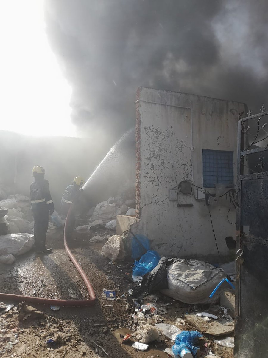 TelanganaFire's tweet image. 🚨 #RANGAREDDY District 🚨
#FireStationRajendranagar attended a fire at a plastic godown in Mailardevpally, Rajendranagar. The crew extingushed the fire timely. No casualties/injuries reported. Dumping ops in progress, cause under assessment.
#TelanganaFire 🚒
#TelanganaSDRF 🛟