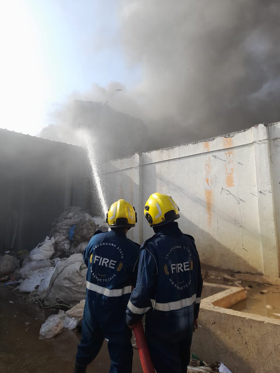 TelanganaFire's tweet image. 🚨 #RANGAREDDY District 🚨
#FireStationRajendranagar attended a fire at a plastic godown in Mailardevpally, Rajendranagar. The crew extingushed the fire timely. No casualties/injuries reported. Dumping ops in progress, cause under assessment.
#TelanganaFire 🚒
#TelanganaSDRF 🛟