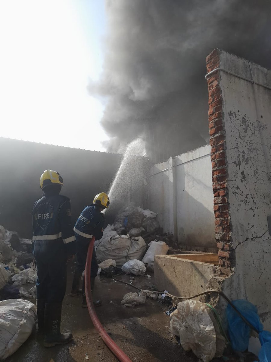 TelanganaFire's tweet image. 🚨 #RANGAREDDY District 🚨
#FireStationRajendranagar attended a fire at a plastic godown in Mailardevpally, Rajendranagar. The crew extingushed the fire timely. No casualties/injuries reported. Dumping ops in progress, cause under assessment.
#TelanganaFire 🚒
#TelanganaSDRF 🛟