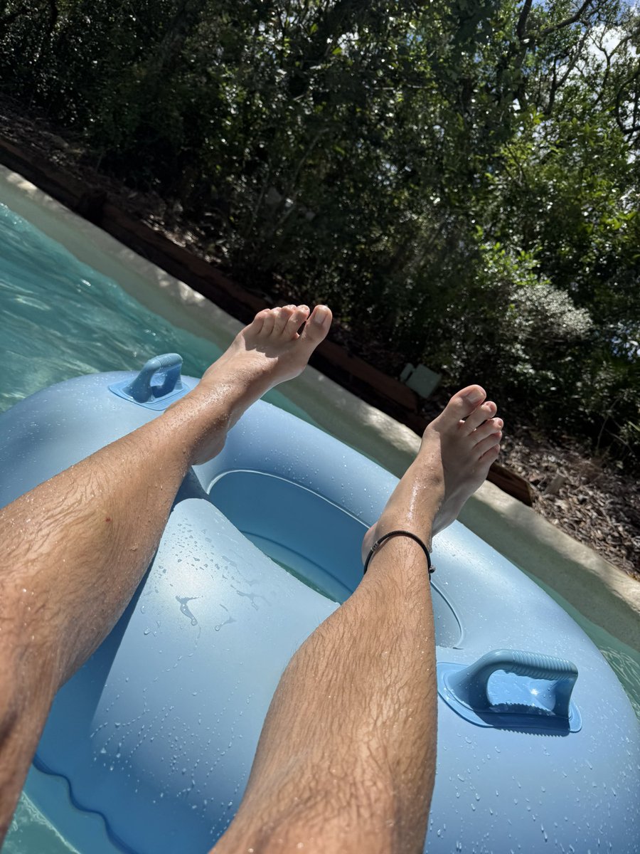 Too Tall Feet 🦶🏻🧦👟🥾👞👣 tweet media