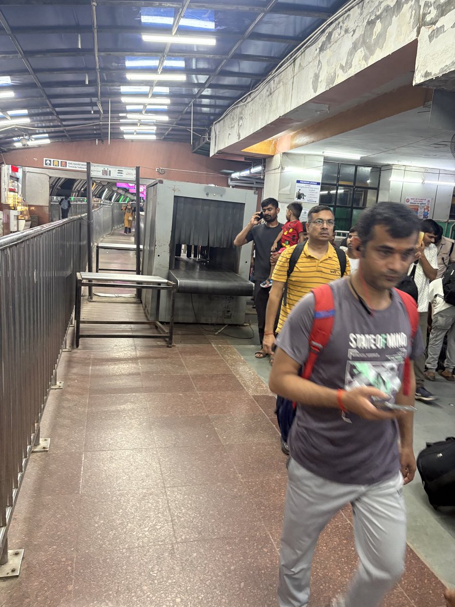 SSB__007's tweet photo. A big security lapse at Ndls above platform no-16 connecting corridor from Metro, No security check, No luggage screening..
What’s happening..!! 
@indianrail @RailMinIndia @RPFCR @AshwiniVaishnaw @RailwayNorthern https://t.co/yBbcUWZQWK