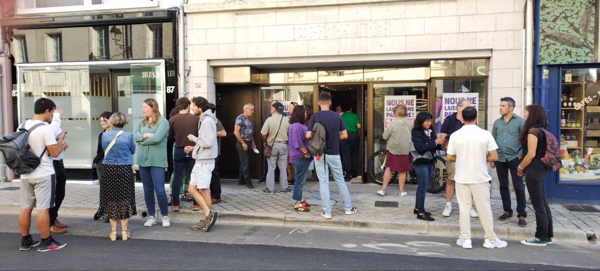 LFI_Charente's tweet photo. 📸 Retour en image sur la soirée d'inauguration de notre local départemental

Plusieurs passant⸱es se sont déjà arrêté⸱es pour discuter et même laisser leurs contacts pour de futures actions !

Pour le financer, vous pouvez faire un don au lien suivant : https://t.co/gSYaOOPiW8 https://t.co/DZYLftv2uT