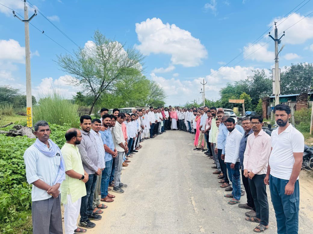 MukeshDevGurja2's tweet image. अखिल भारतीय कांग्रेस कमेटी के महासचिव, जननेता आदरणीय श्री सचिन पायलट जी के जन्मदिवस के अवसर पर टीम मनीष जी यादव के द्वारा  महाराज हरिओम दास जी के सानिध्य गायों को चारा व गुड़ खिलाकर, महाराज श्री का आशीर्वाद प्राप्त किया🙏

Sachin Pilot Manish yadav