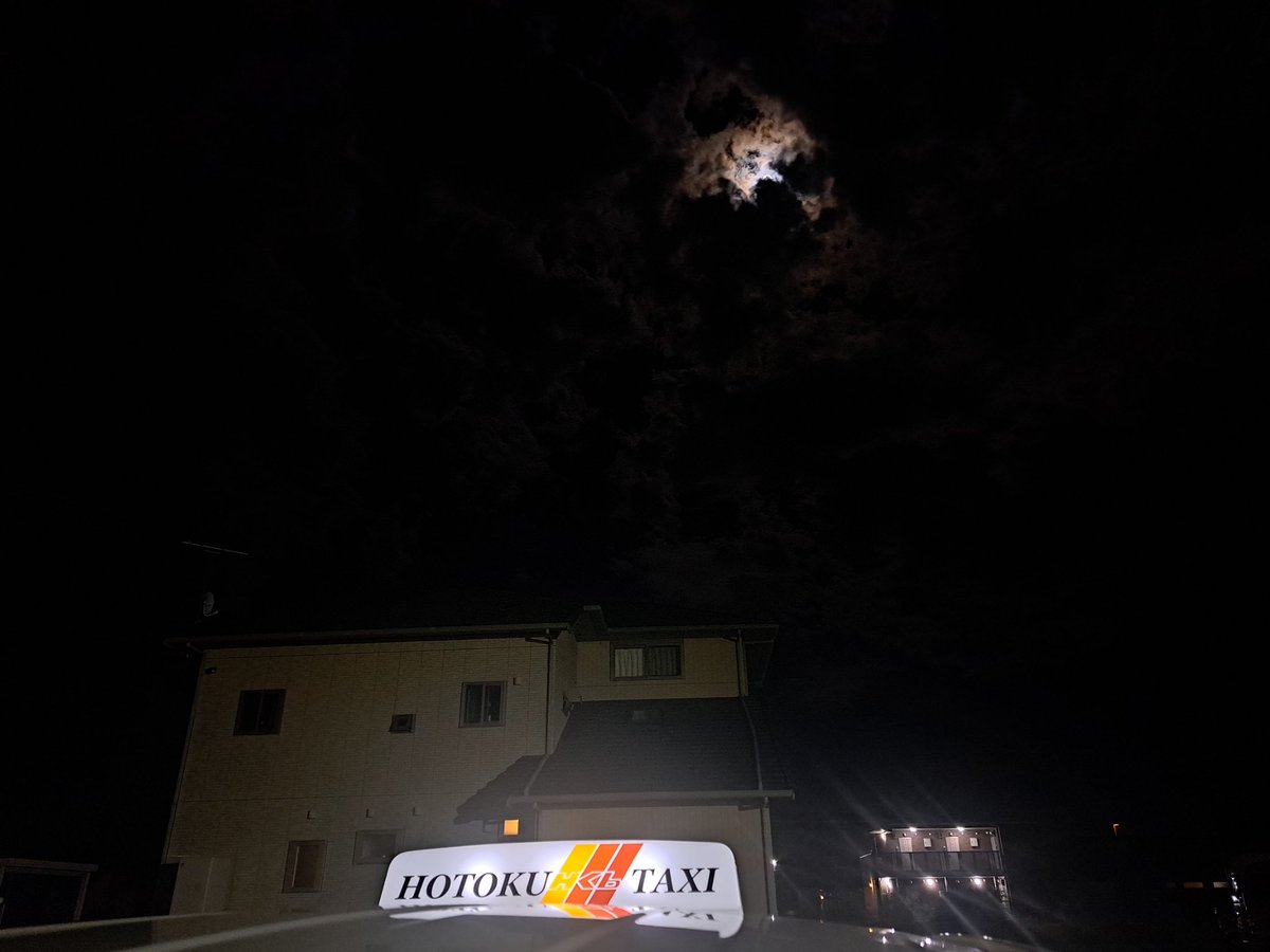 雲から出たり入ったりを繰り返していましたが今はスッキリ月周りは雲無し
部分食の始まりは8日1時27分頃、皆既食は2時30分頃から3時53分頃まで約1時間20分続き、部分食の終わりは4時57分頃
月が地球の影の中心近くを通るため皆既食の時間は比較的長く、全行程は3時間半に及ぶんだそうです。