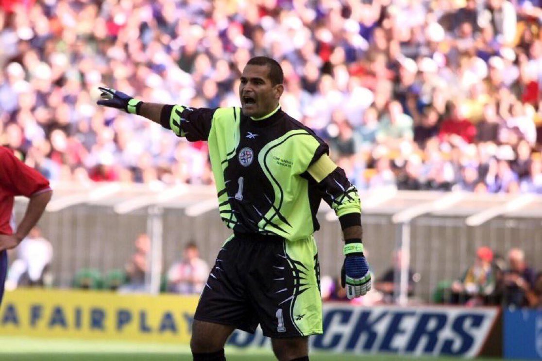 José Luis Chilavert

Uno de los mejores porteros de TODOS LOS TIEMPOS.

Considerado el mejor portero del mundo por la IFFHS en tres ocasiones: 1995, 1997 y 1998, además de ser tercero en dos ediciones: 1996 y 1999; siendo el único portero en estar 5 veces consecutivas en el top 3