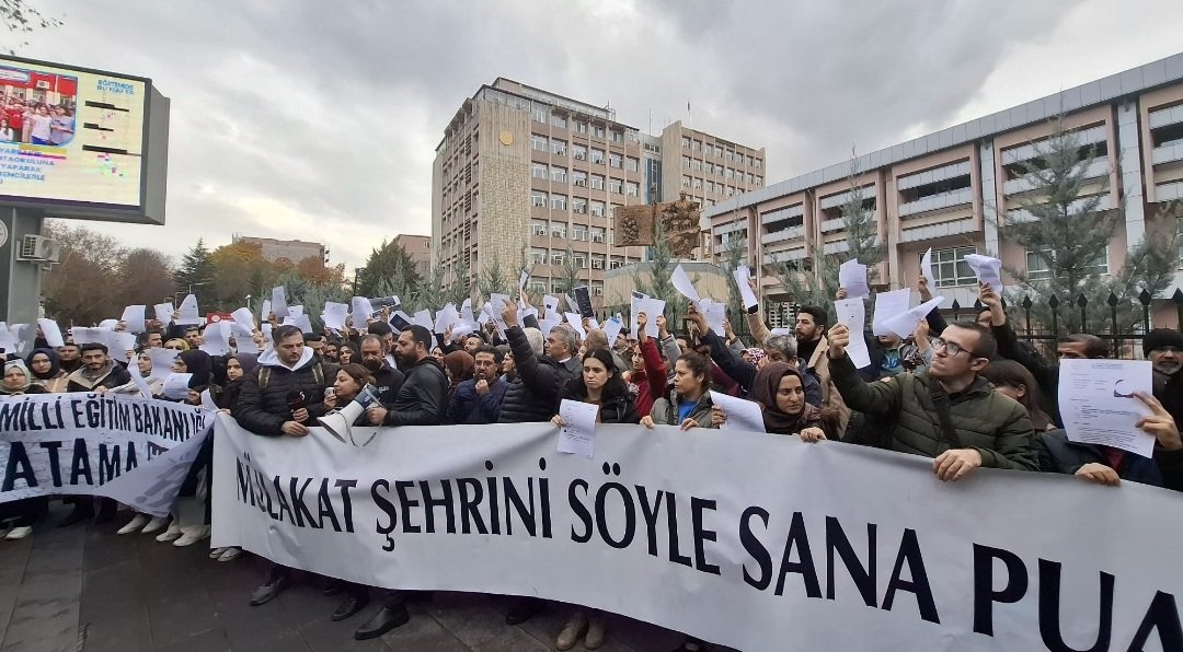 MulakatPlatform's tweet photo. Bizler mülakat mağduru öğretmenleriz!
Hakkımız olanı, emeğimizle kazandık.
Ama masa başında, adaletsiz puanlamalarla elendik!
Susturulmak istenen ses olduk, görmezden gelinen emek olduk.
Ama asla pes etmedik! Etmeyeceğiz!
@Yusuf__Tekin
@tcmeb
@Akparti
#2024MEBMülakatlarıŞaibeli