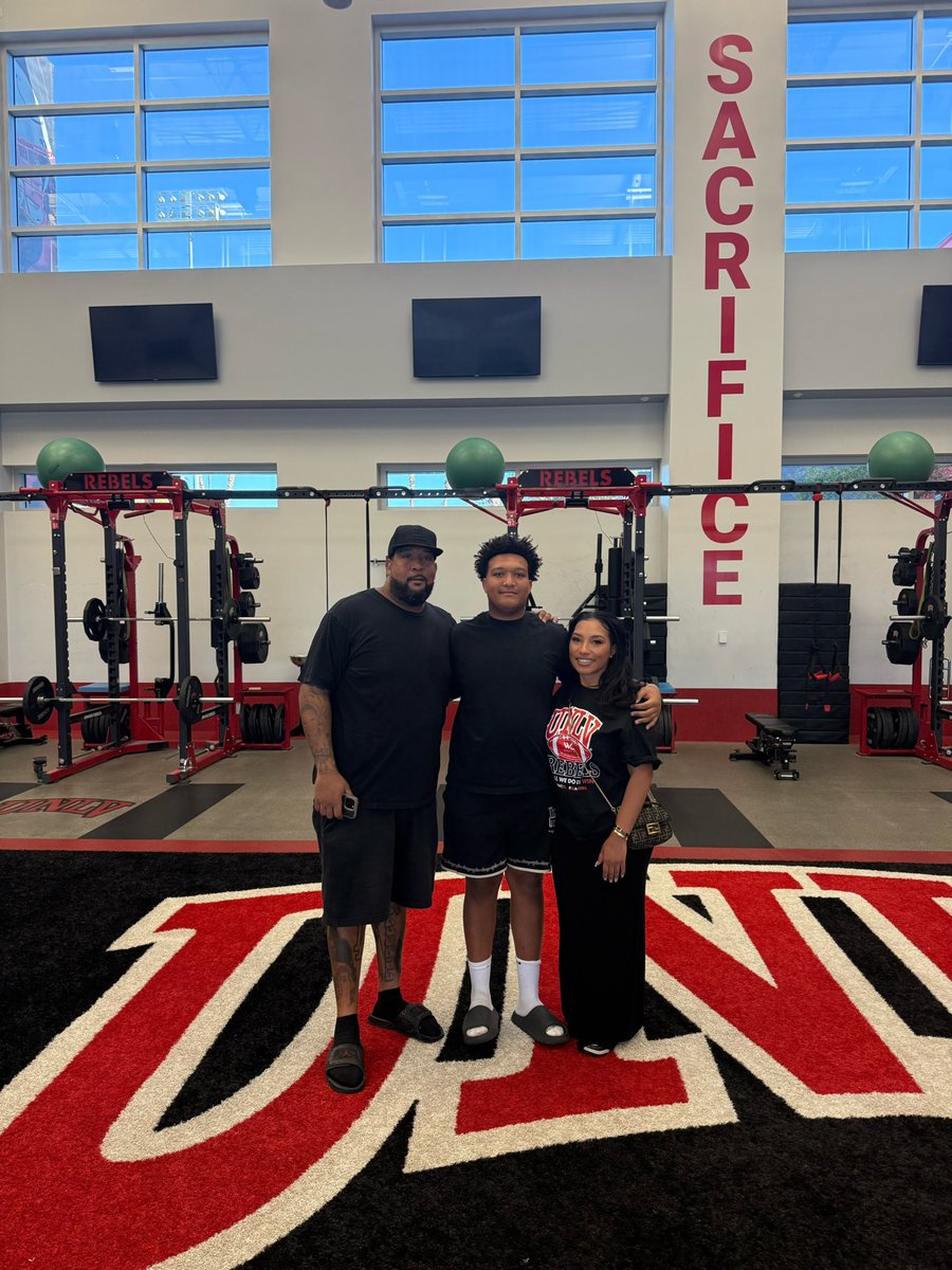 Thanks to <a href="/CoachZampese/">Anthony Zampese</a> and <a href="/unlvfootball/">UNLV Football</a> for the hospitality this weekend. Had an amazing time at the game &amp; the facility! 

<a href="/DPENN70/">Donald Penn II</a> <a href="/CalabasasFtball/">Calabasas High School Football</a>