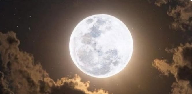 يقول ابن باز :ثبت عن النبي صلى اللّٰه عليه وسلم أنه أخبر أن الكسوف والخسوف للشمس والقمر يقعان تخوفاً من الله لعباده وحثاً لهم على مراعاة هذه الآيات والخوف من الله والفزع إلى ذكره وطاعته
قال النبي صلىٰ اللّٰه عليه وسلم: إذا رأيتم الخسوف فافزعوا إلى ذكره ودعائه.
#خسوف_القمر_الدموي