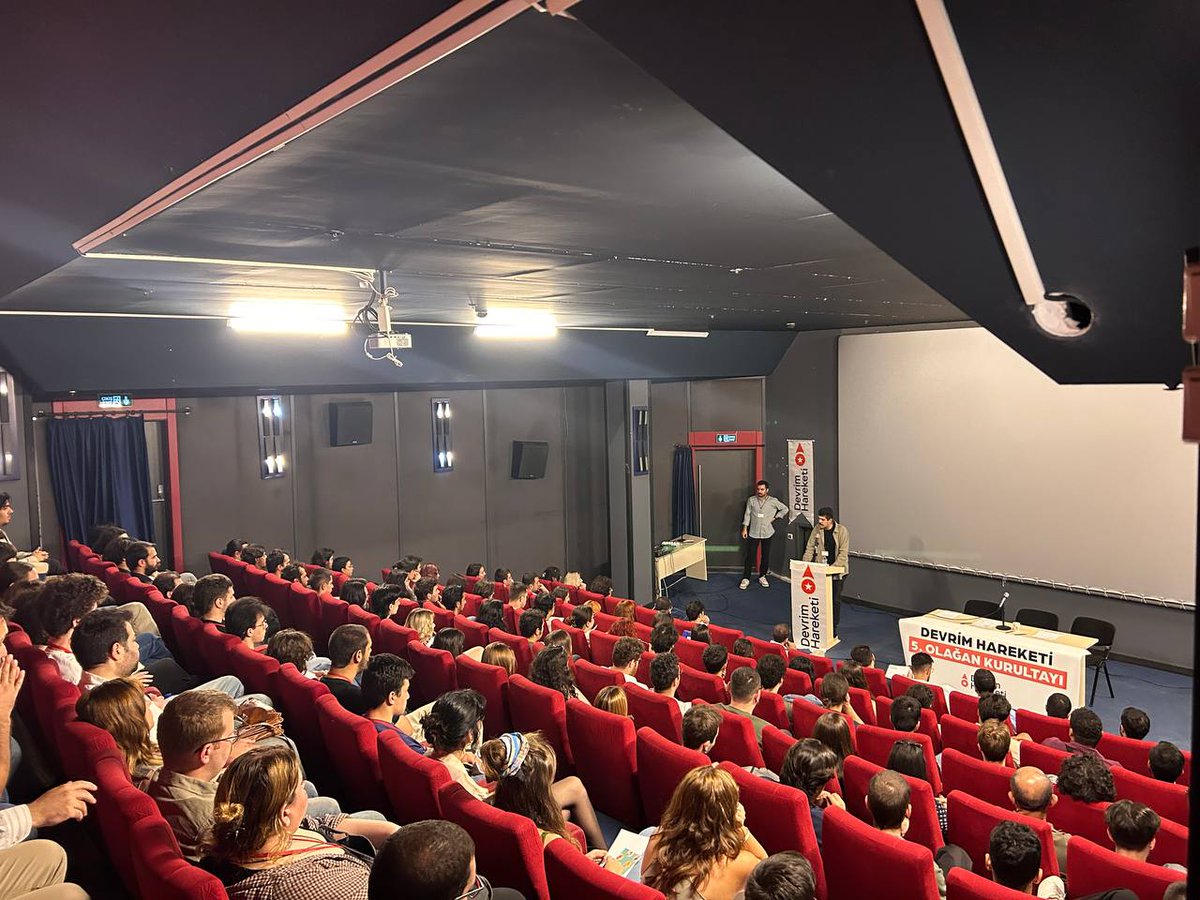 Devrim_Hareketi's tweet image. Devrim Hareketi 5. Olağan Kurultayı, 6 ve 7 Eylül tarihlerinde Ankara&apos;da gerçekleşti.

Başarı ile gerçekleşen kurultay sonucunda ortaya çıkan siyasi rapor ve partileşme sürecimizin temelini oluşturması amacı ile hazırlanan &quot;Türkiye Devriminin Programı&quot; taslak metni önümüzdeki…