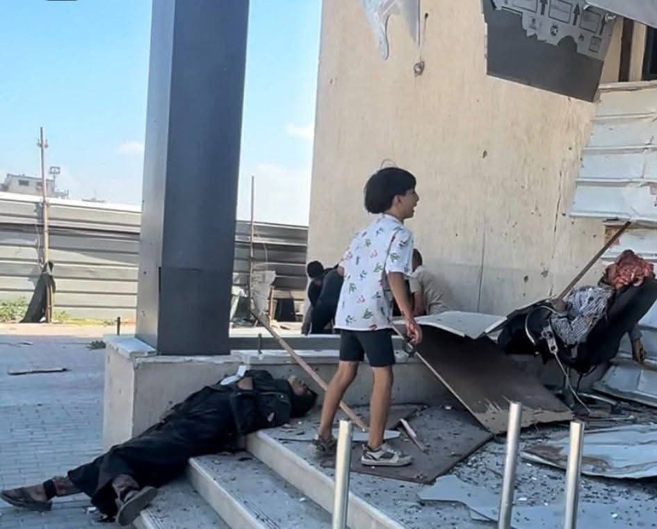🔴 في مشهد يفطر القلوب.. طفل يركض مذعوراً وهو مصاب بين جثتي والديه أمه الحامل ووالده الجالس على الكرسي عقب استهداف الاحتلال محيط مستشفى الوفاء في غزة