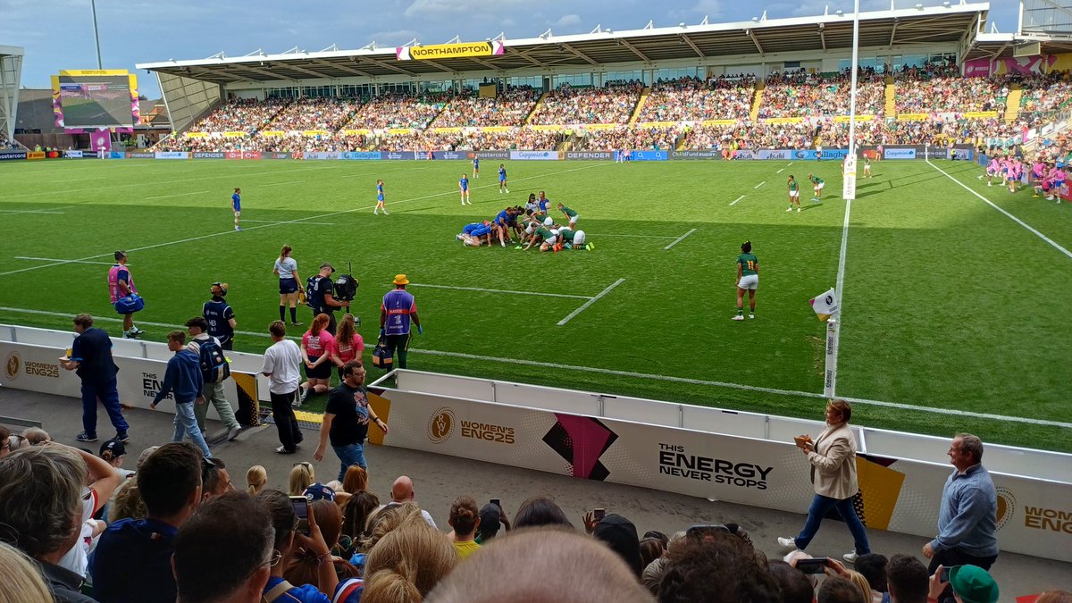 Wonderful day in the Gardens. Surrounded by both colour-coordinated berets and *big * amount of Bokke. Fun atmosphere too with queues longer for food than the beer...