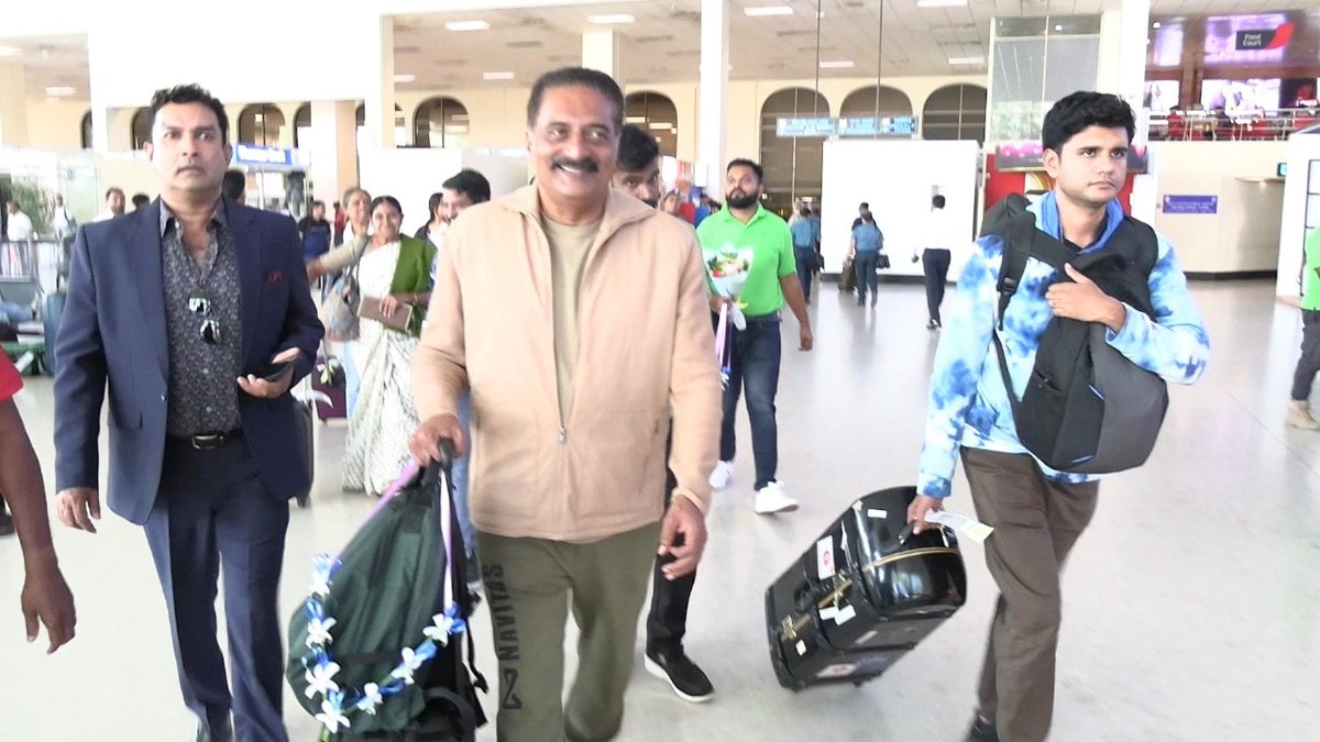 DailyNews_lk's tweet image. Actor Prakash Raj Arrives in Sri Lanka for “Song of Resilience”

More Info &amp;gt;&amp;gt;&amp;gt; dailynews.lk/?p=851663

#ActorPrakashRaj #SriLankaVisit #SongofResillience #BIA #Kandy #DailyNews #SriLanka #LKA #SL