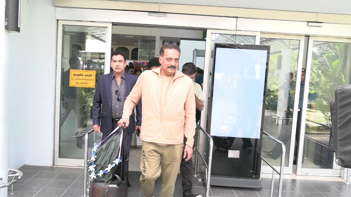 DailyNews_lk's tweet image. Actor Prakash Raj Arrives in Sri Lanka for “Song of Resilience”

More Info &amp;gt;&amp;gt;&amp;gt; dailynews.lk/?p=851663

#ActorPrakashRaj #SriLankaVisit #SongofResillience #BIA #Kandy #DailyNews #SriLanka #LKA #SL