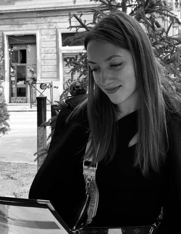 Tohle byla Viktorie. Jí a jejího tříměsíčního syna Romana zabil dnes nad ránem ruský dron v Kyjevě. Její manžel a tatínek malého Romana je těžce zraněn a bojuje o život. Kolik takových nevinných lidí ještě bude muset umřít než si svět uvědomí, že zlo se dá porazit jedině silou?